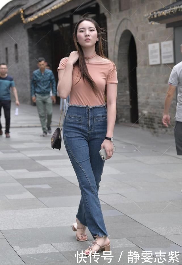 把肉色上衣扎进牛仔裤,红色绳索项链很好看,喇叭裤时尚又魅力