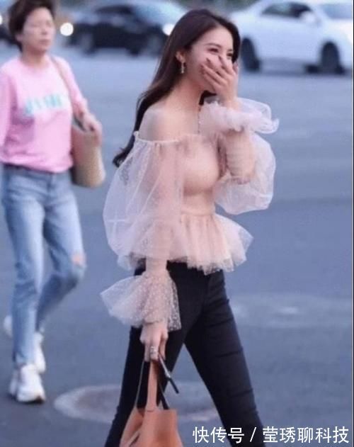 上衣 一字肩花边上衣搭配小黑裤,仙气十足,性感又不失可爱