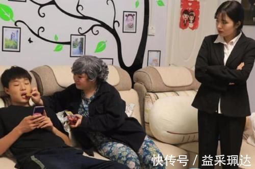 父母|儿子当众“斥责”父母偏心妹妹，看清妹妹脸后，网友：不偏心都难