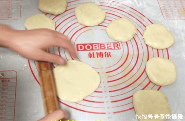 一碗面粉一个鸡蛋,又脆又香,自己在家做,比油条还好吃,收藏了