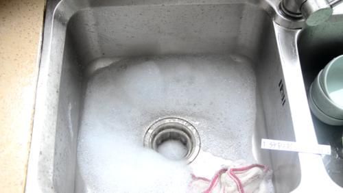  厨房下水道倒一碗水，厉害了，下水道不脏不堵也不臭，早知早受益