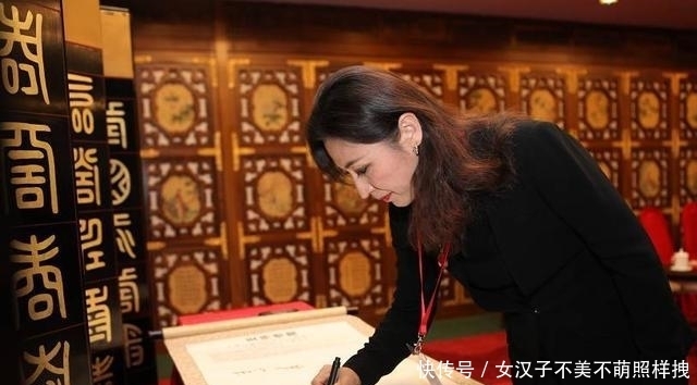 汕头大学现任女校长: 美貌与实力并存, 现已50多岁的她赢得学生认可