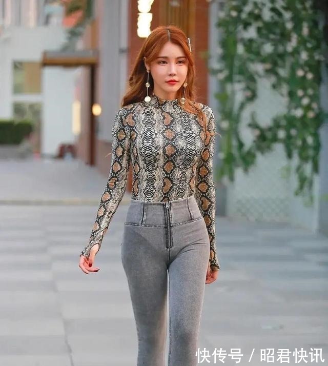 时尚 打底裤的穿搭把减龄靓丽尽显展现出来,彰显干练美!