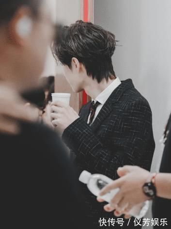 陈情令$王一博后台补妆,边喝水边看手机,得知看的内容,才懂他的深情