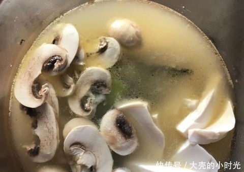 豆腐和此物一起煮，比鸡汤还鲜，口感嫩滑，补钙质，增强免疫力