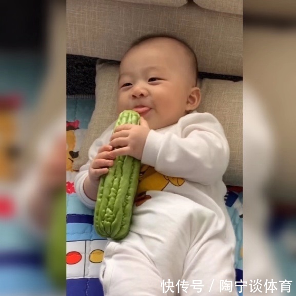 口腔|为了不让宝宝吃手,爸爸想出的终极武器“苦瓜”,娃:万万没想到