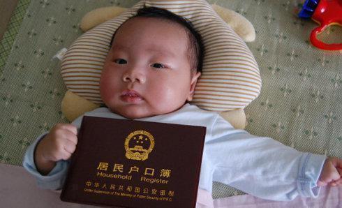 王来|王姓父亲办出生证,发现护士打错名字,妈妈看后大喜:不用改了