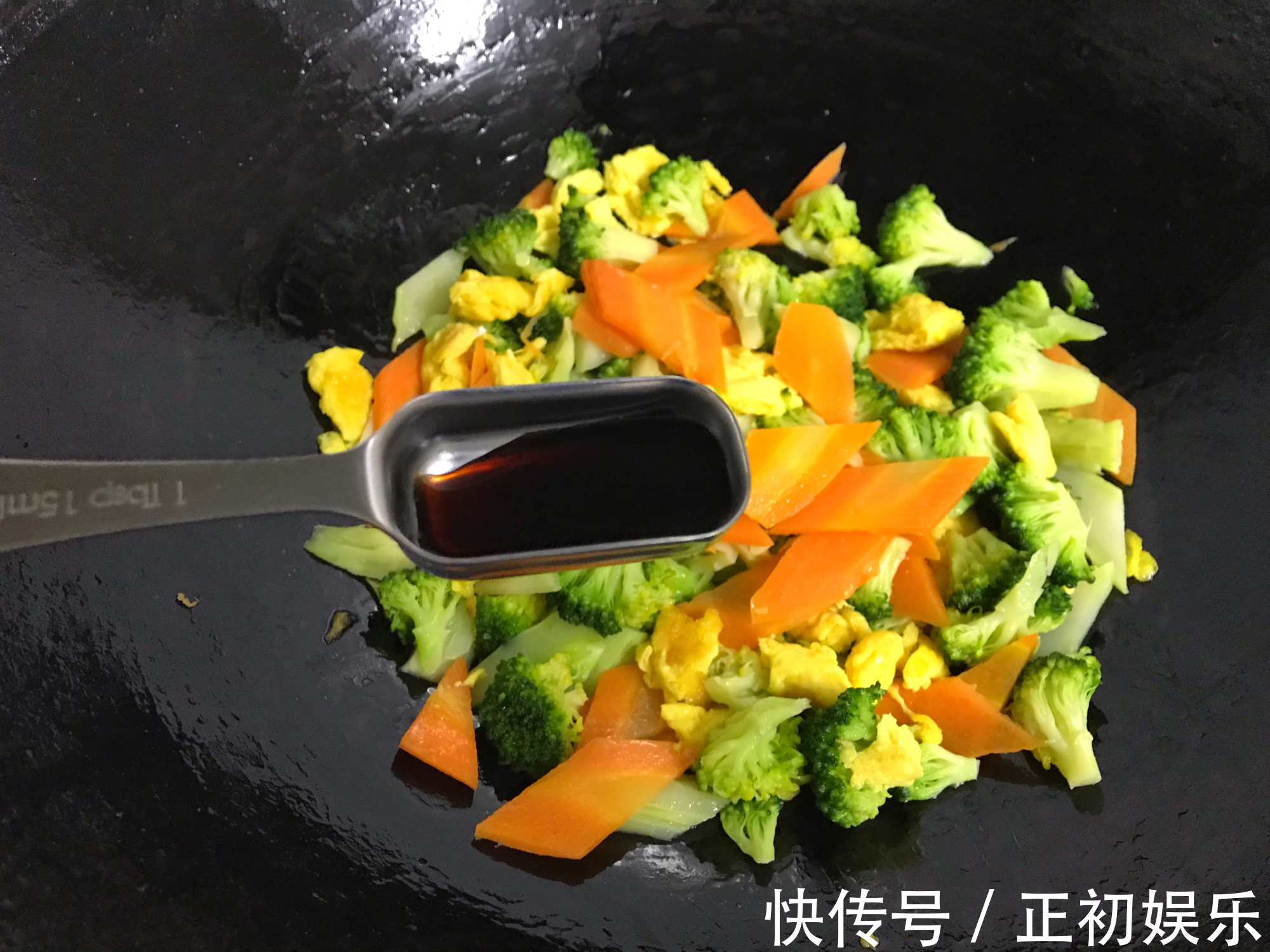 营养|西兰花如此做,营养又减脂,三种食材一起炒没肉也好吃,做法简单