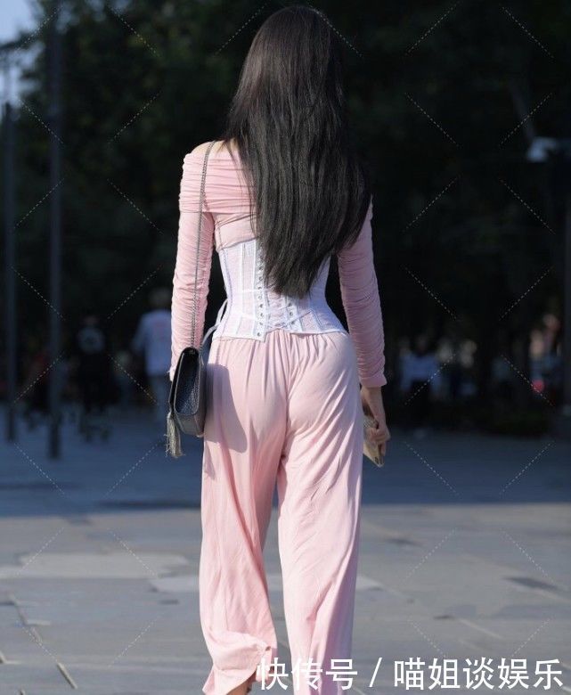 喇叭裤 粉色上衣搭配上束腰神器,宽松喇叭裤配合出的“休闲风”格外稚嫩
