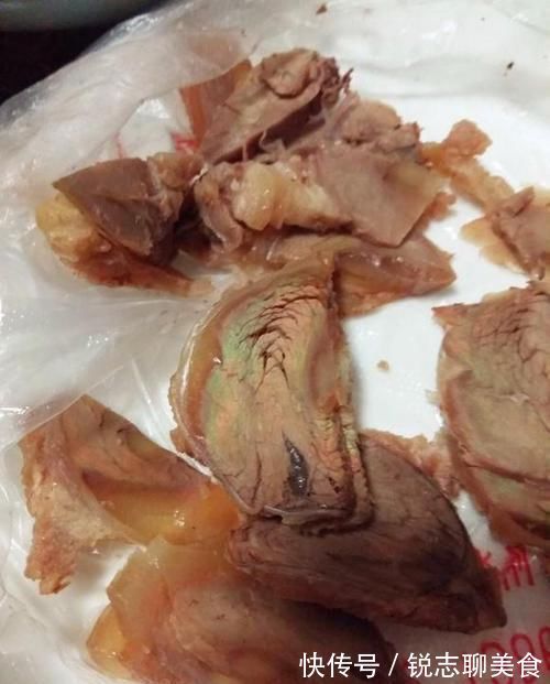 刚买回来的牛肉切开后“冒绿光”,发霉了?肉贩子:不懂就别吃