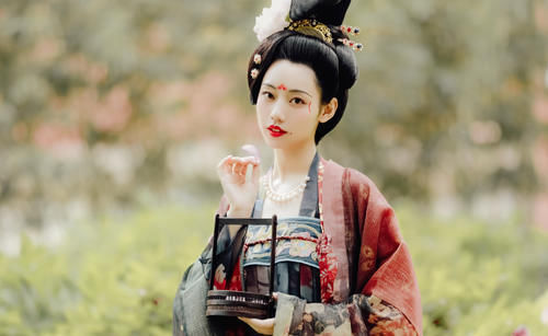 小姐姐$本以为唐制汉服够美了,直到看见“贵妃风”,才知道什么是精致