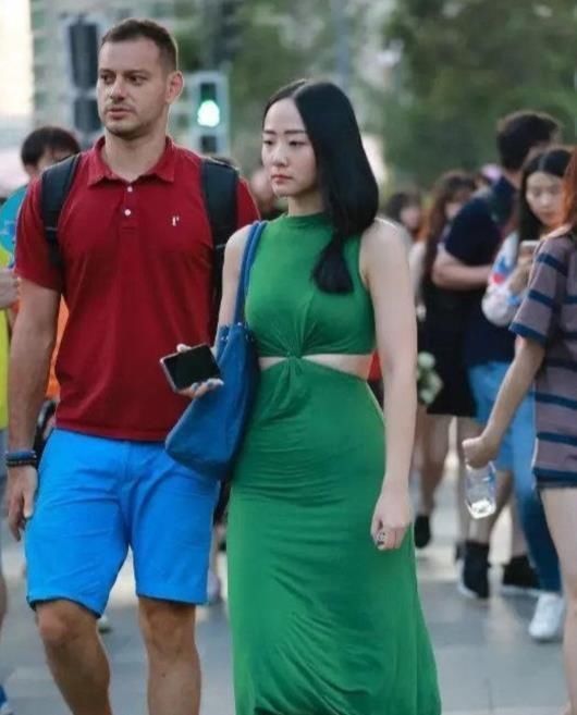 街拍新的流行“绿油油”的连衣裙,硬生生把少女穿成“阿姨”