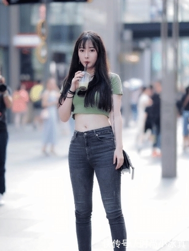 青春 深绿色背心搭配高腰牛仔裤，青春美丽，时尚感十足