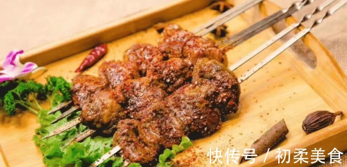 孜然辣椒面|“烤腰卷”撒上孜然辣椒面,这味道真让人着迷