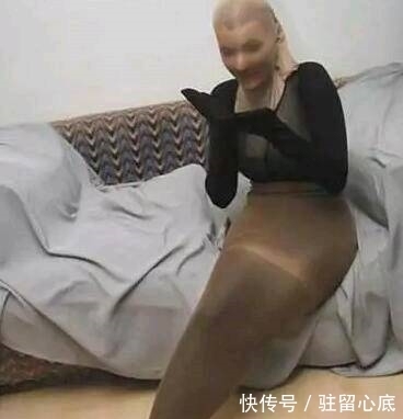 |搞笑图片幽默段子笑话：狗狗又在欺负老母鸡了么，真是调皮哦