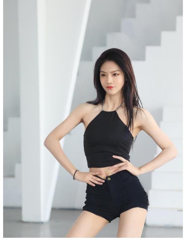 胃裝|曾可妮的腰是上帝親手捏的吧？當她穿上露胃裝，slay全場