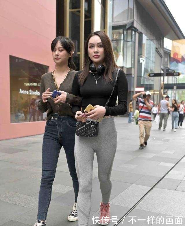 秋冬|灰色打底裤搭配黑色上衣，减龄显瘦，短款更显苗条