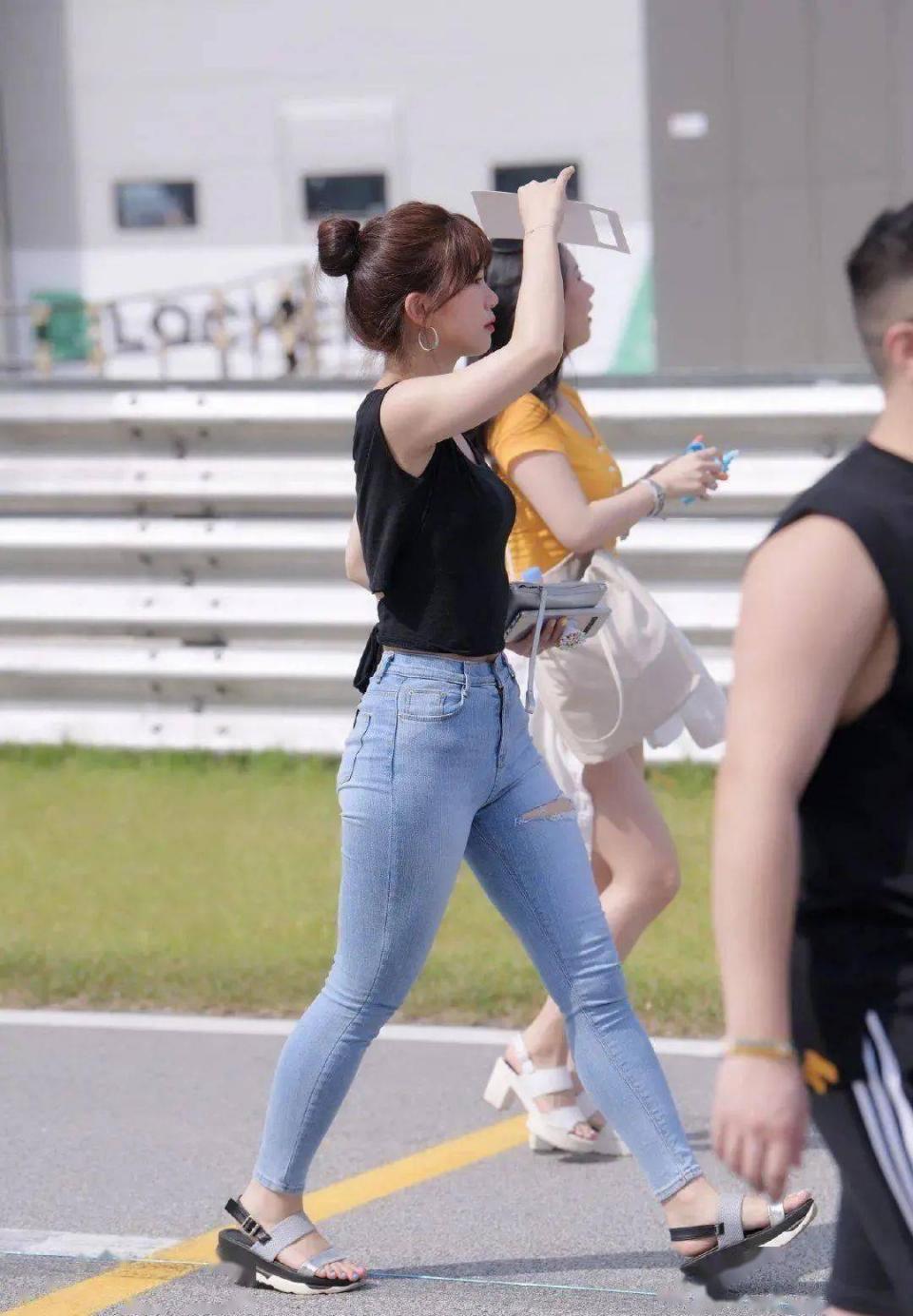 美女|美女街拍:牛仔裤千万别乱穿,随性洒脱的女生,最能穿出帅气利落的潮范