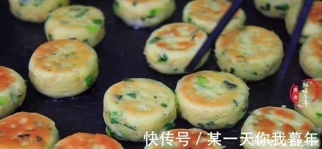 自从学会小饼后，我家面粉不够吃了，一次一锅，孩子特喜欢