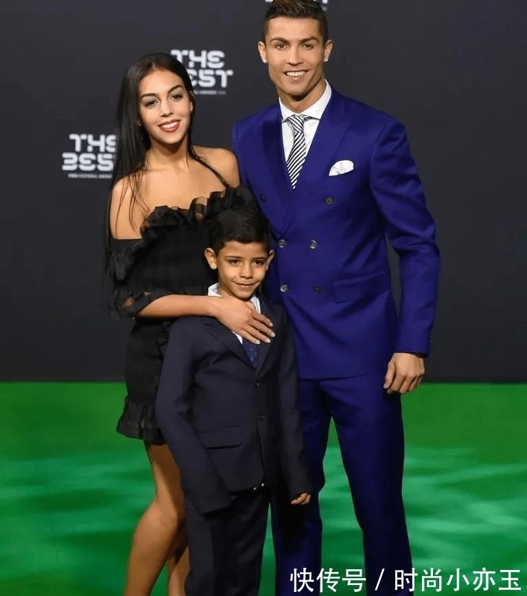 c罗|乔治娜穿一身迪奥配拖鞋，喝水也要扭成S形，脚蹬汽车座椅不文雅