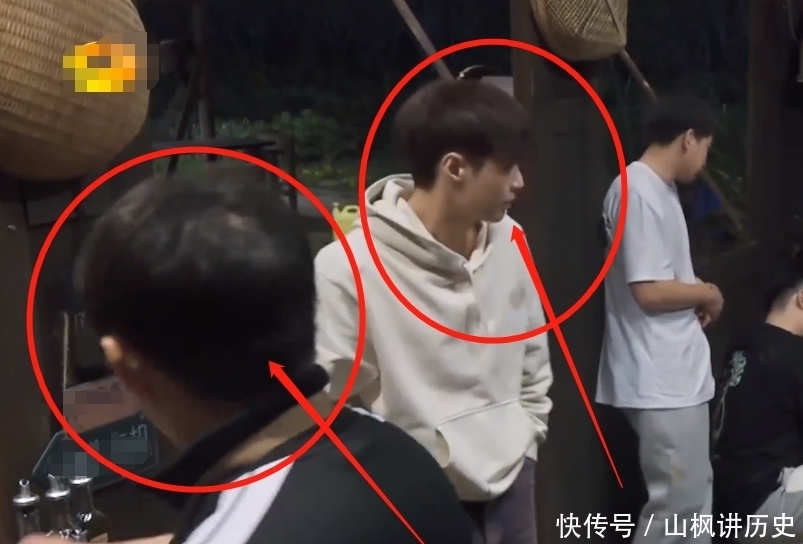 张艺兴 张艺兴做错菜自责压力太大,黄磊及时救场,师父的安慰却很暖心