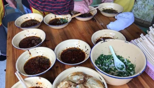 凳子|老夫妻开面馆地方小,客人排队坐路边趴凳子吃面,一早上卖四百碗
