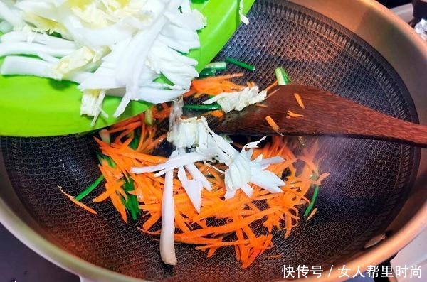 搞定娃儿,一张馄饨皮就够了,鲜甜又多汁,这锅够暖心