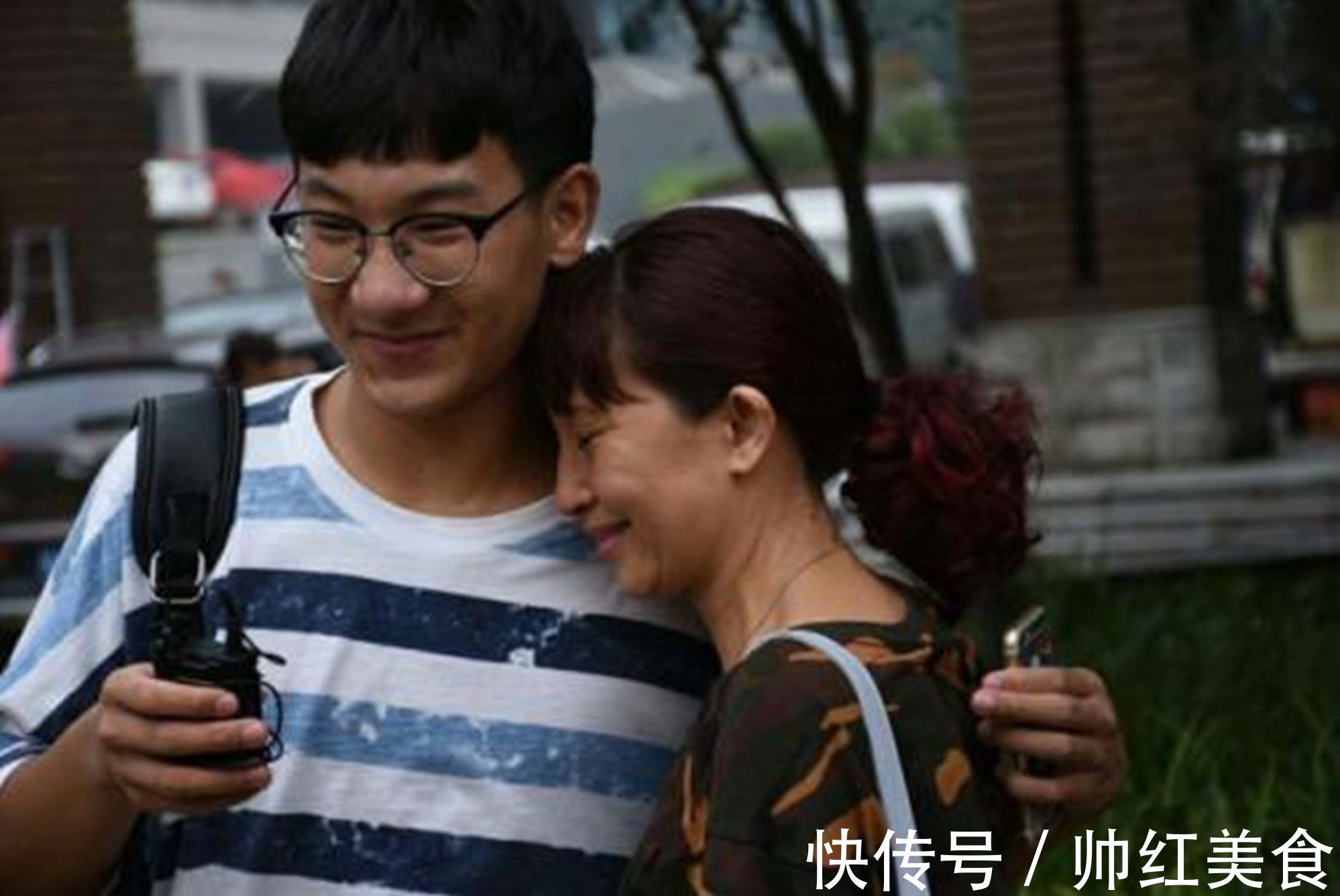 孝子|吃饭能看娃孝不孝顺？有这几种表现长大是“孝子”，你家娃有吗？