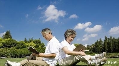 试试|手脚冰凉的人有福了,试试这4个动作,帮助气血通行,调节体温