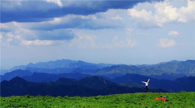 中年|冀晋两省交界处有一处赏春胜地，山顶酷似驼峰，还有云顶花海景观