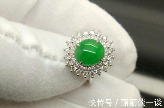 翡翠手镯@翡翠首饰种类多样,女人的一生中,应该拥有哪三种类型!