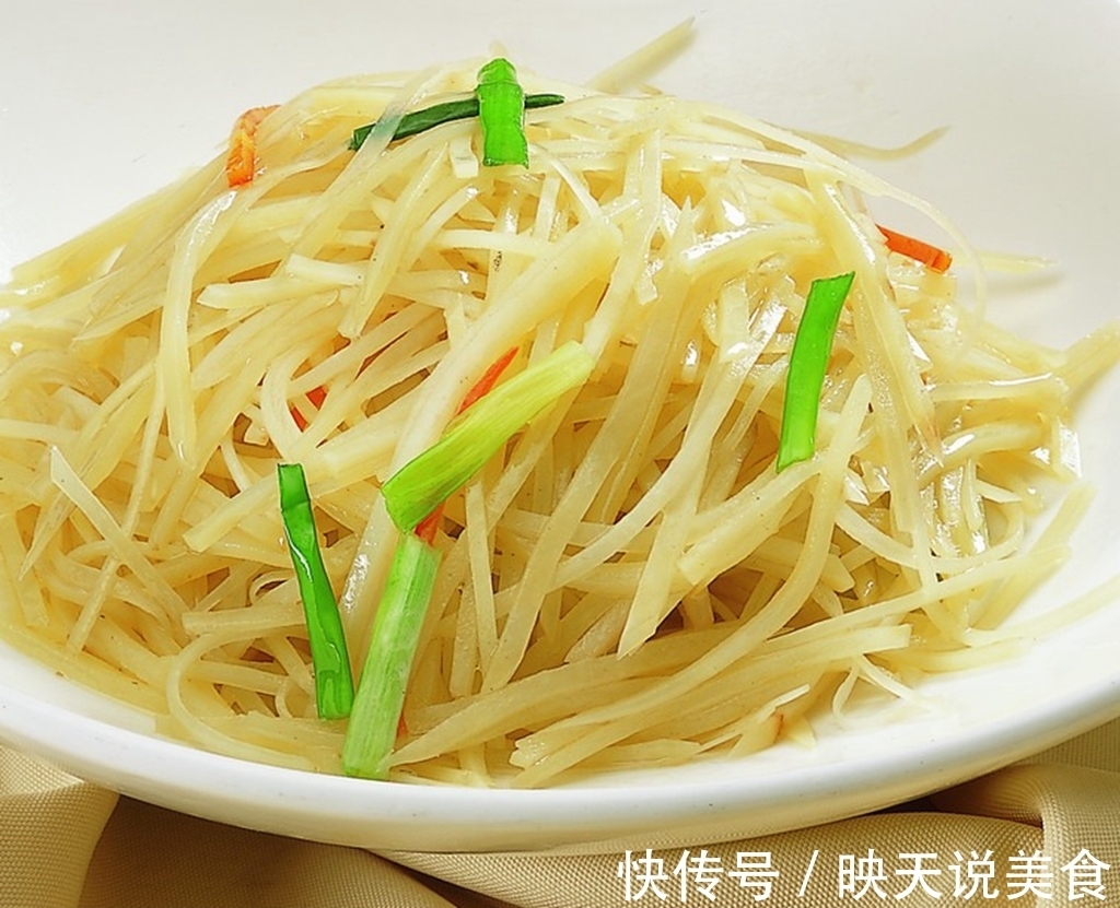 炒土豆丝时，万万不可直接下油锅，多加“1步”，吃起来又脆又香