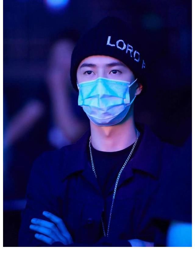 王一博直播和街舞王队长状态大不同：一个惜字如金，一个侃侃而谈