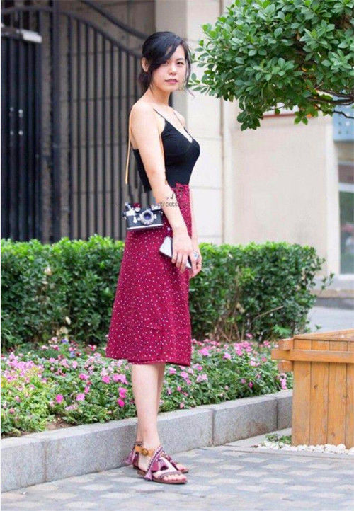 动人|街拍:美女穿一字肩吊带长裙,长相甜美,长发披肩温婉动人