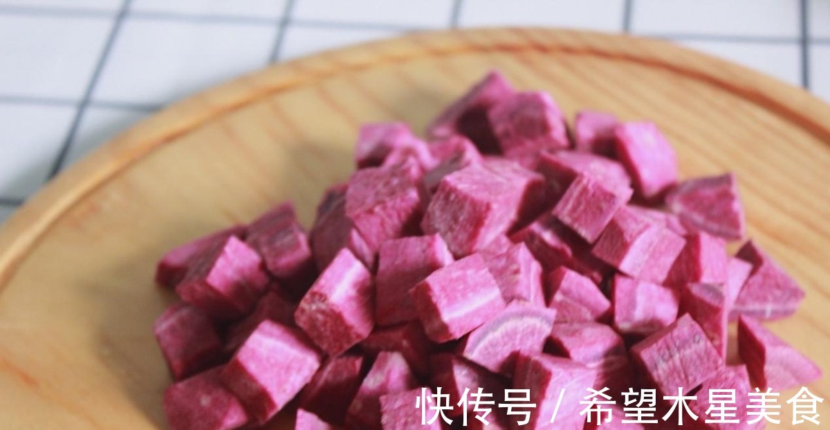 红枣|这是一道银耳羹,加了紫薯后更加香甜,营养更足!