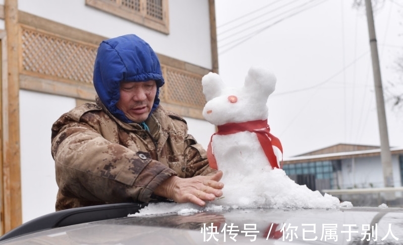 雪娃娃|村民捏雪娃娃卖给游客1个50元，网友：这手艺去雪乡能赚百万！