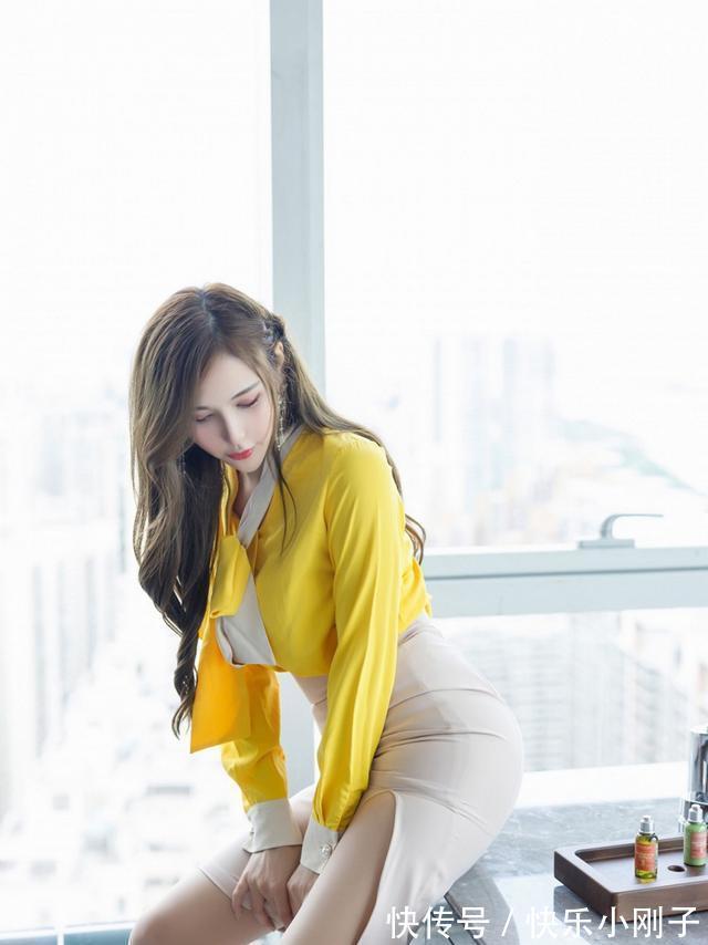 黄色|黄色衬衫搭配半身裙,加上一双米色高跟鞋不论是约会还是工作都不失分