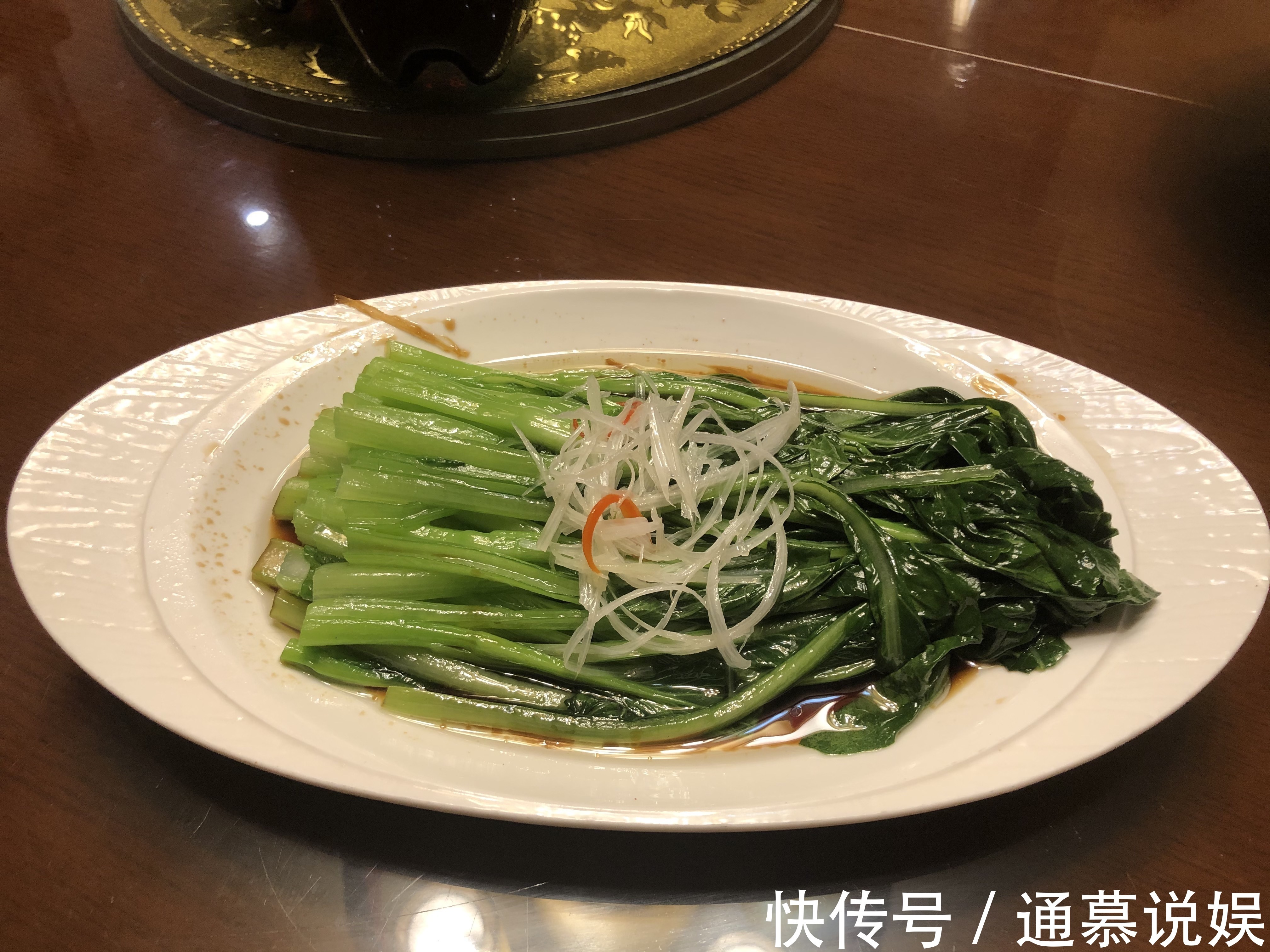 家人聚餐，8个人点了8道菜，花了410元，你看值不值