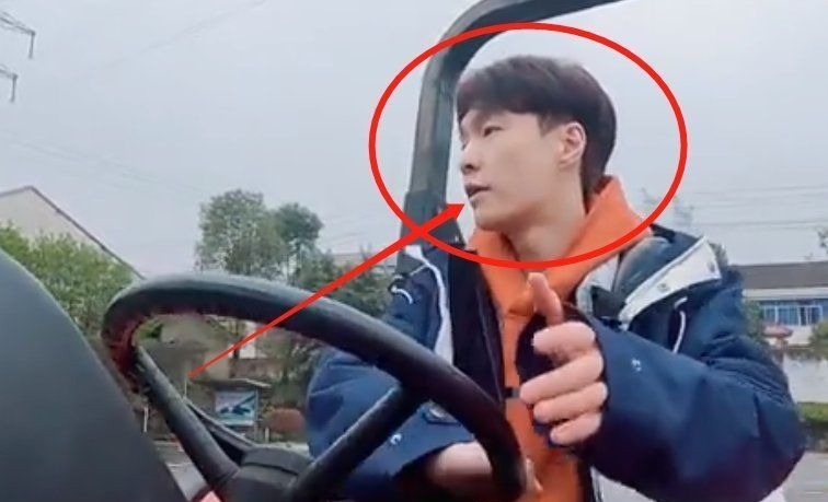 左手|张艺兴学开拖拉机，用左手挂挡超厉害，被教练调侃速度快太真实了