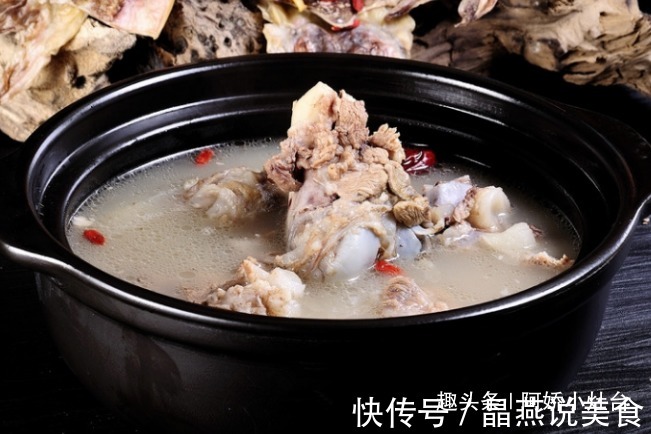 不管炖什么骨头汤,不要再加水直接炖,多上1步,汤白味更香浓