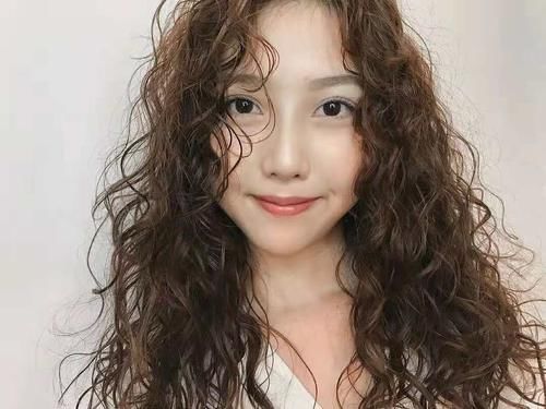 发蜡|烫了羊毛卷不会打理?简单的湿发造型一学就会,发型时髦又洋气