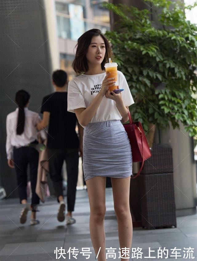 褶皱裙|白色休闲T恤，搭配灰色褶皱裙子，减龄又时尚，青春感十足