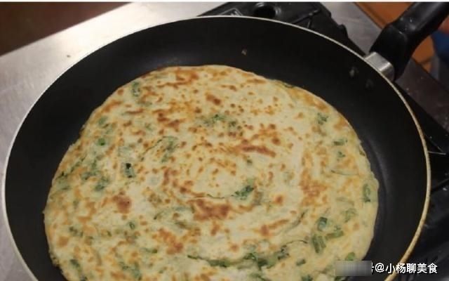 做葱油饼时，除了加水，老师傅还多加了“这2样”，难怪这么好吃