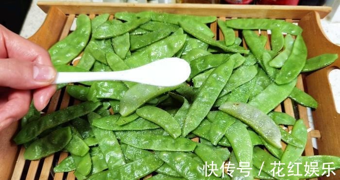 秋天,遇到此菜我从不手软,一次买10斤,晒干囤起来,冬天吃真香