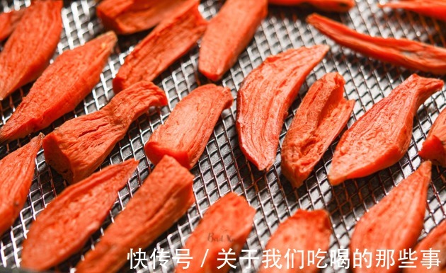 晒红薯干,牢记“三蒸三晒”,橙黄透亮,软糯香甜不粘牙,易保存