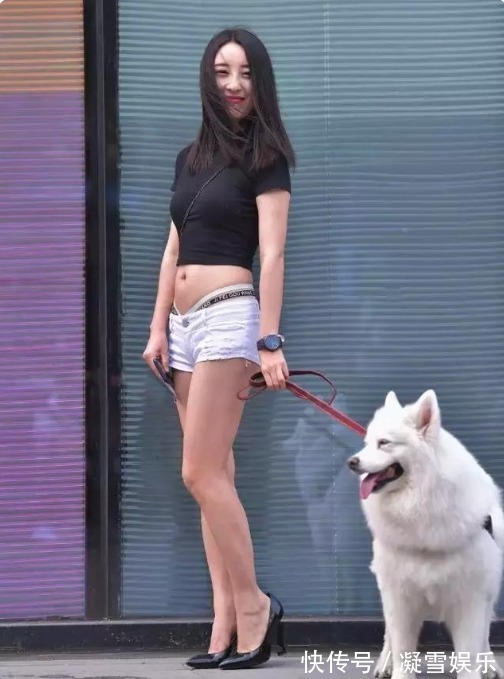 黑色 黑色衫搭配个性短裤,居家又有爱心邻家女孩