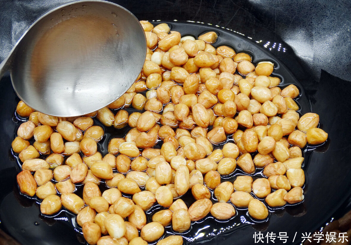 炸花生米，别只会加盐，多加一味料，花生更酥脆，放久了也不回软