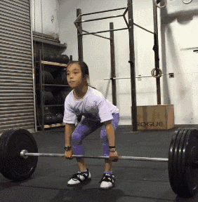 |搞笑GIF:当时妹子就急哭了 再也不穿裙子玩单杠了