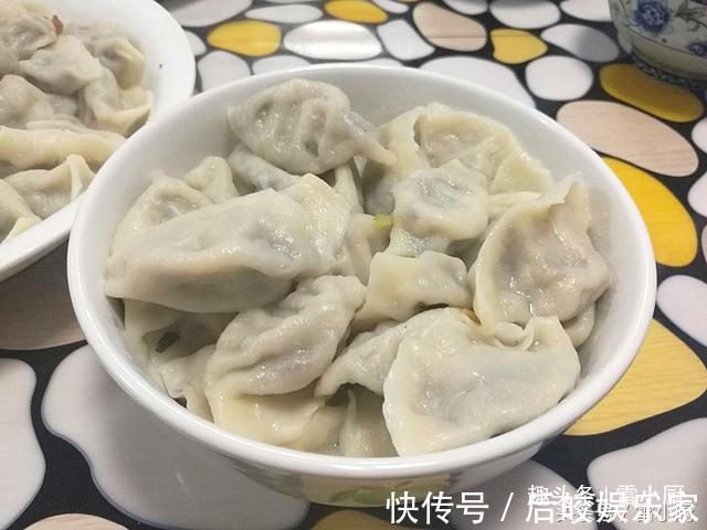 婆婆包的饺子，鲜，软，多汁，咬一口饺子馅汁顺嘴流！