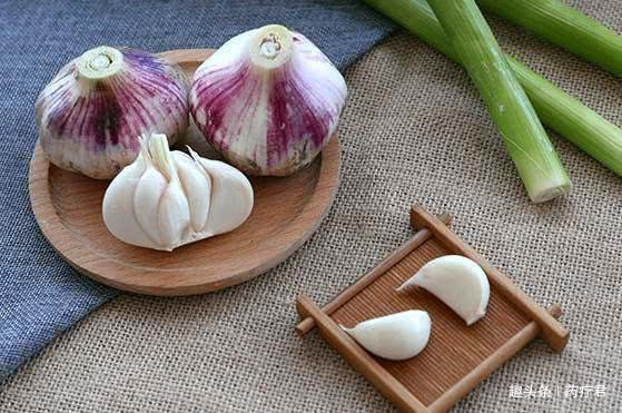 大蒜|泡腊八蒜啦,记住4个小技巧,大蒜快速变绿,又脆又香